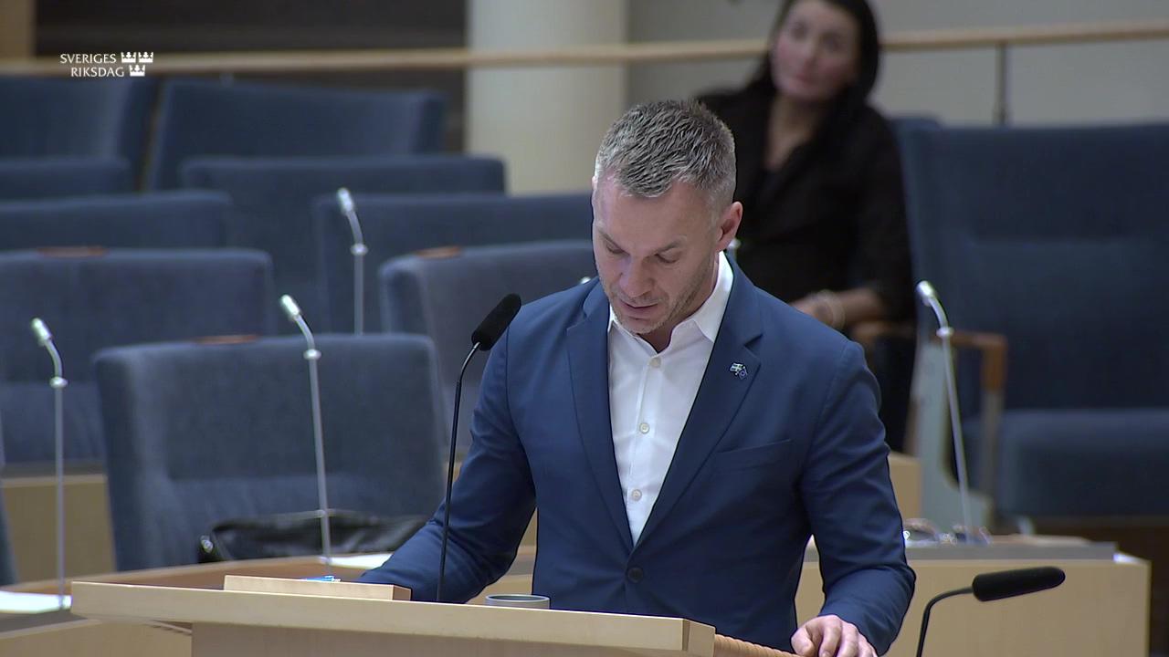 Stillbild från Interpellationsdebatt, Ersättning till markägare för skador vid installation av fibernät