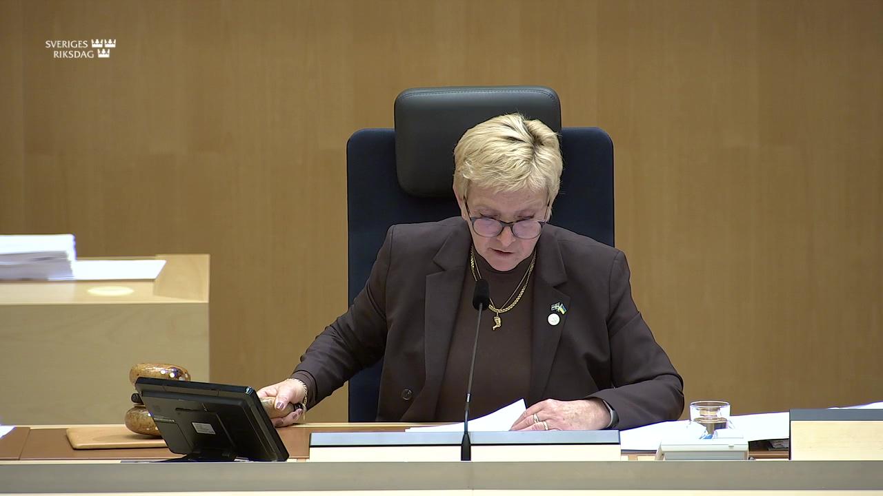 Stillbild från Beslut, Beslut: Valfrågor